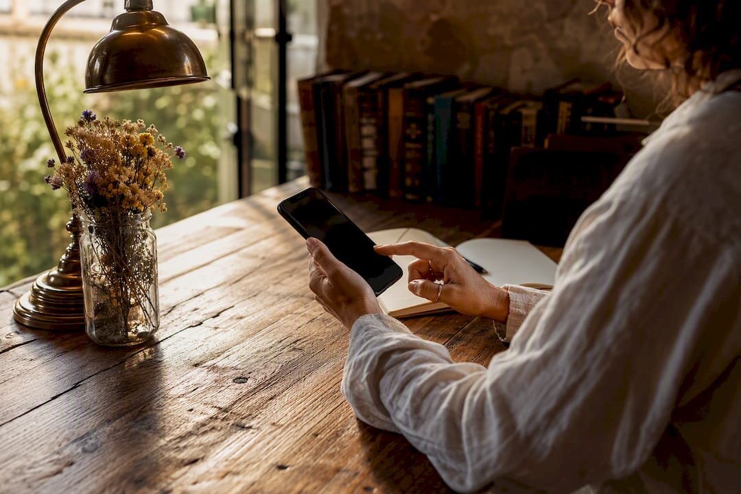 Travel agent using smartphone for booking