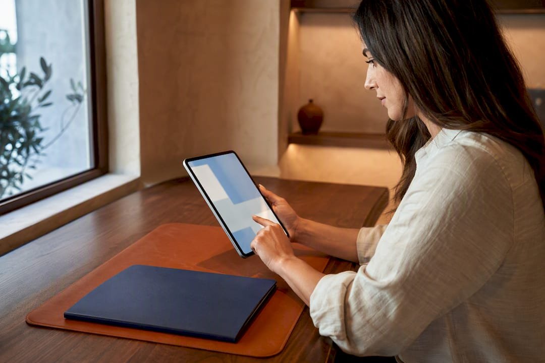 Travel advisor sending digital proposal